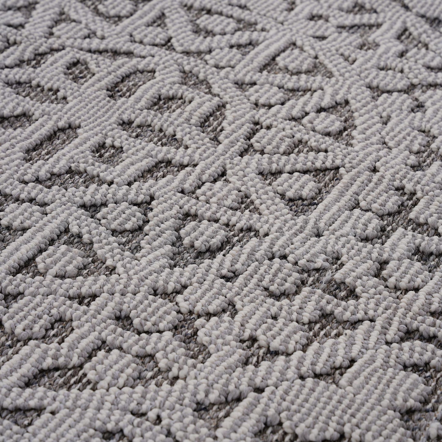Guros - 8' X 10' Medallion Indoor / Outdoor Area Rug - Gray / White